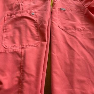 Figs coral scrub set medium